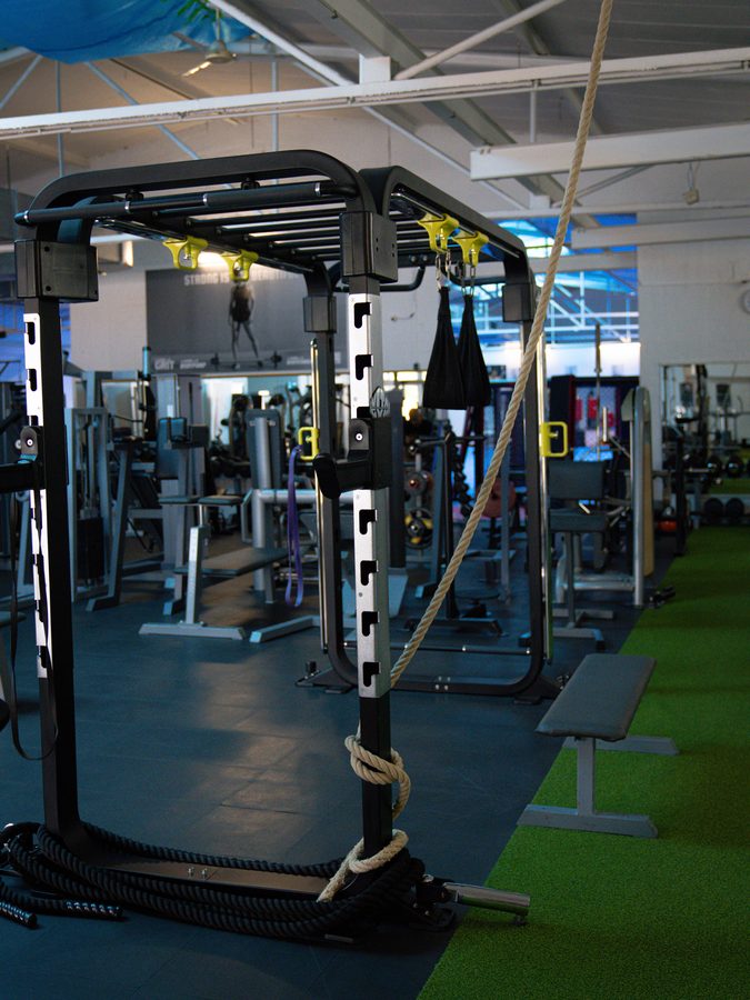 Functional-Training-Rack mit Kletterseil, Sandsack und TRX-Bändern im Studio.