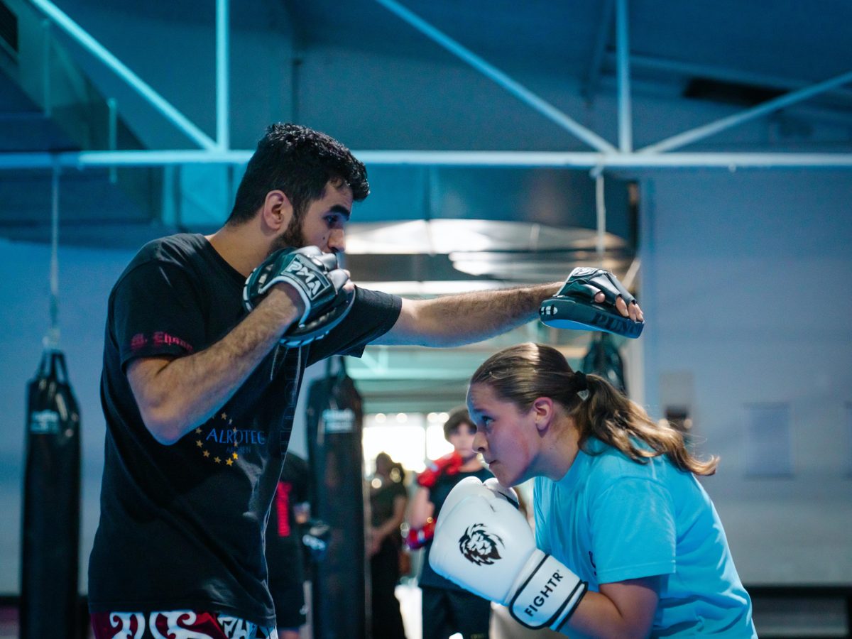 Kickboxen in Aachen 6 Nahaufnahme des Pratzentrainings mit klarer Schlagbewegung gegen die Handpratze.