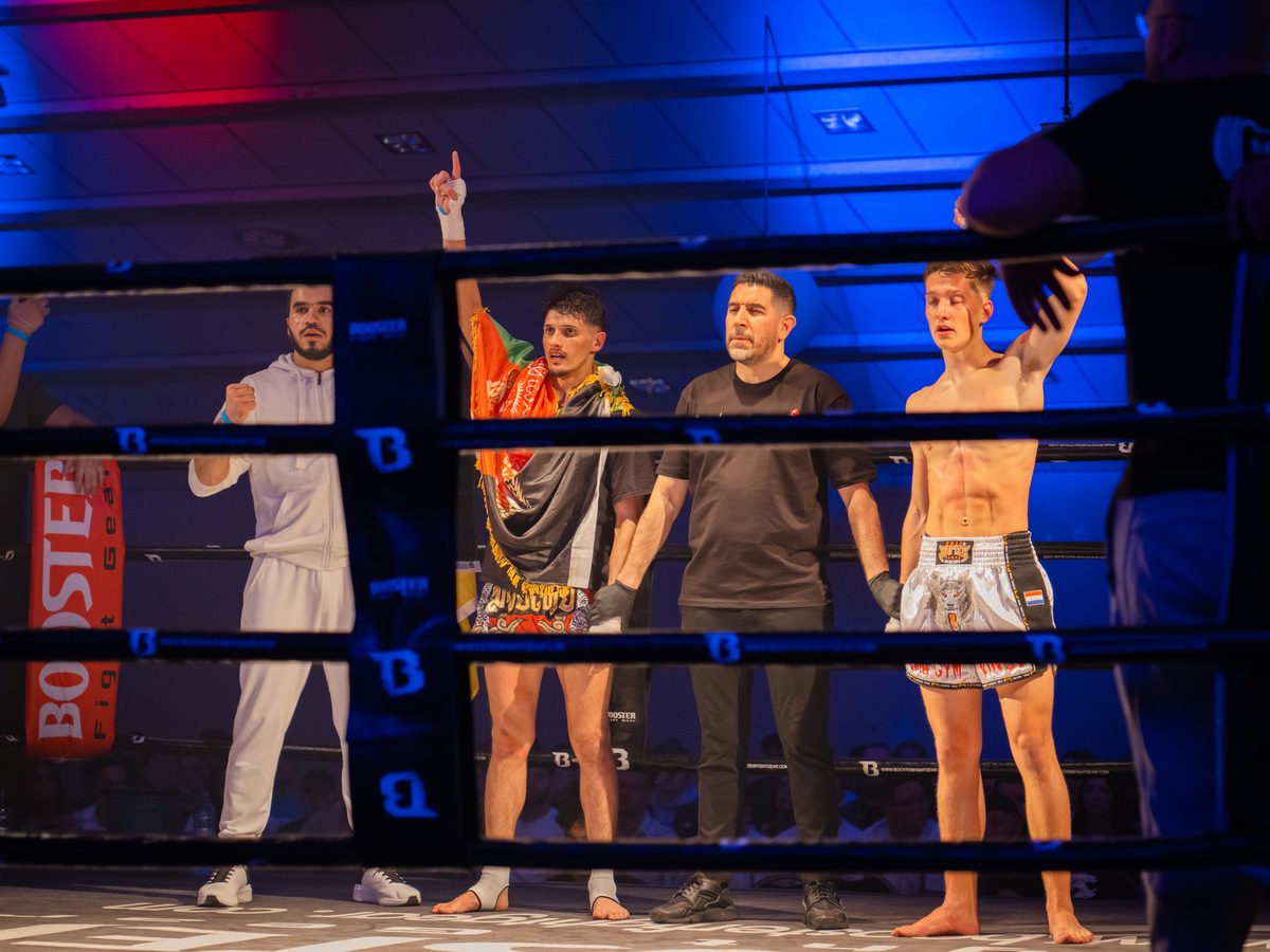 Kickboxen in Aachen 10 Nach der Siegerverkündigung streckt ein Kämpfer im Ring triumphierend die Faust nach oben.