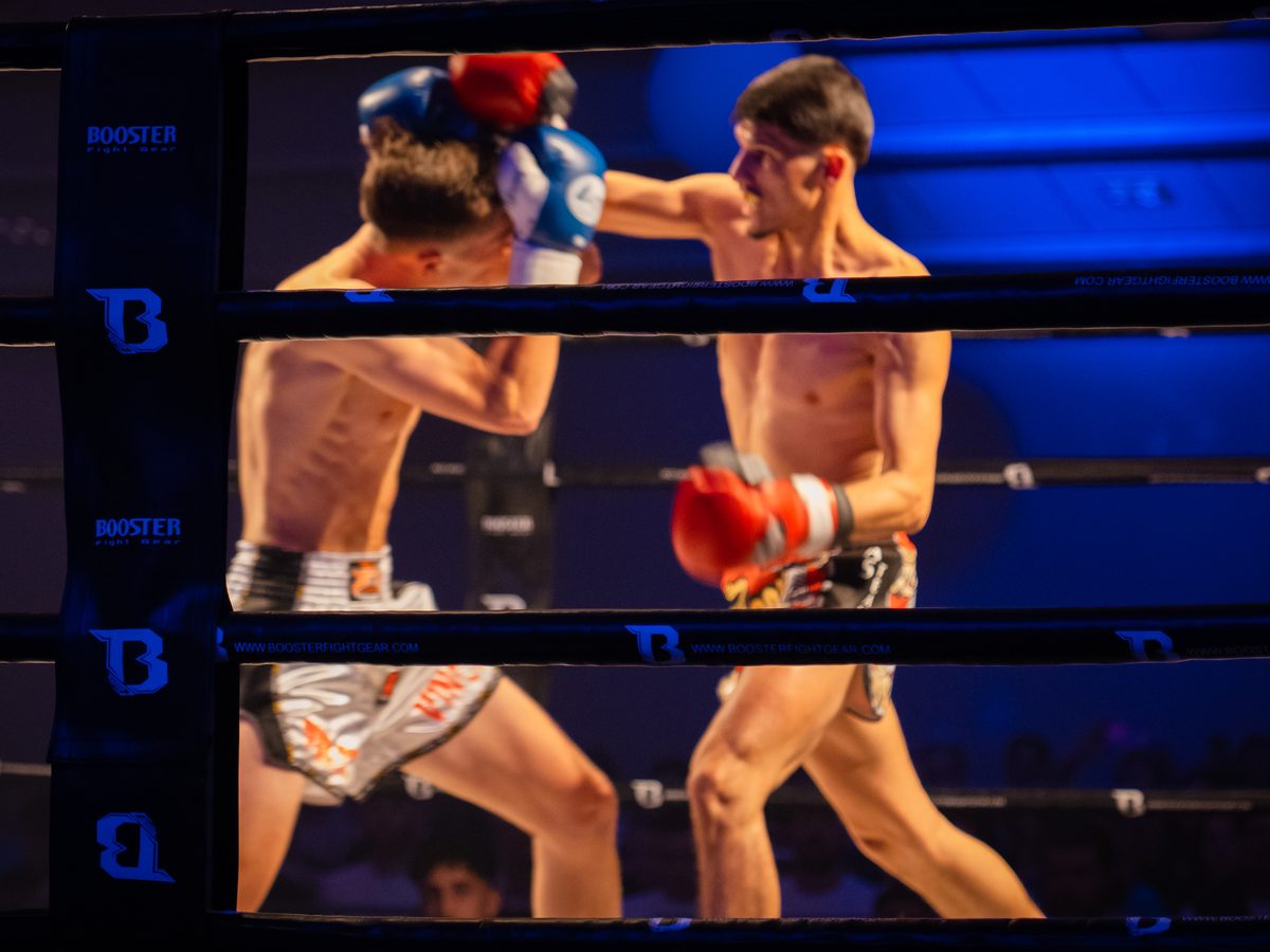 Kickboxen in Aachen 7 Ein Kämpfer landet im Ring einen sauberen Treffer am Kopf seines Gegners.