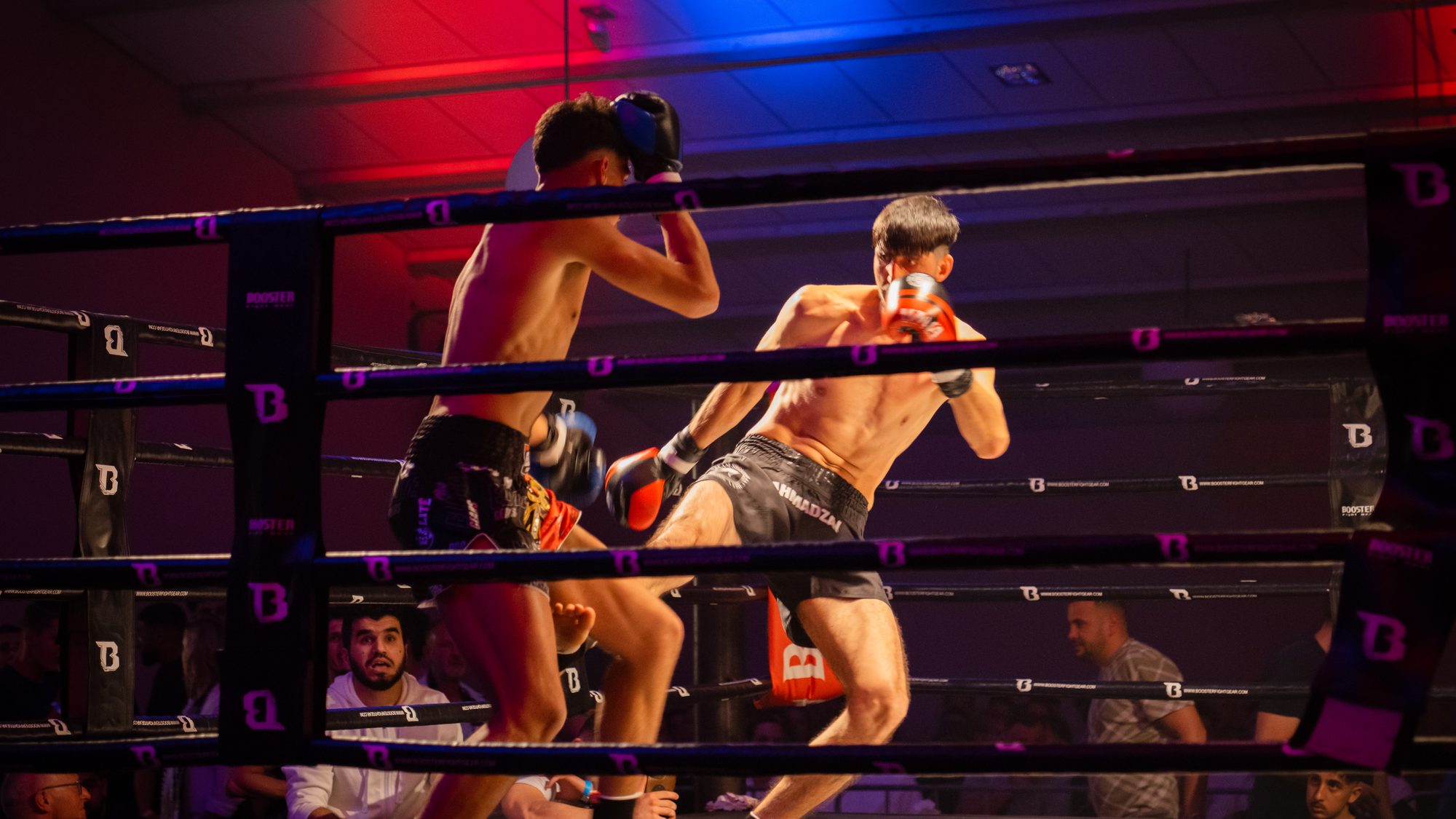Zwei Boxer im Ring in Deckung während eines Schlagabtauschs.