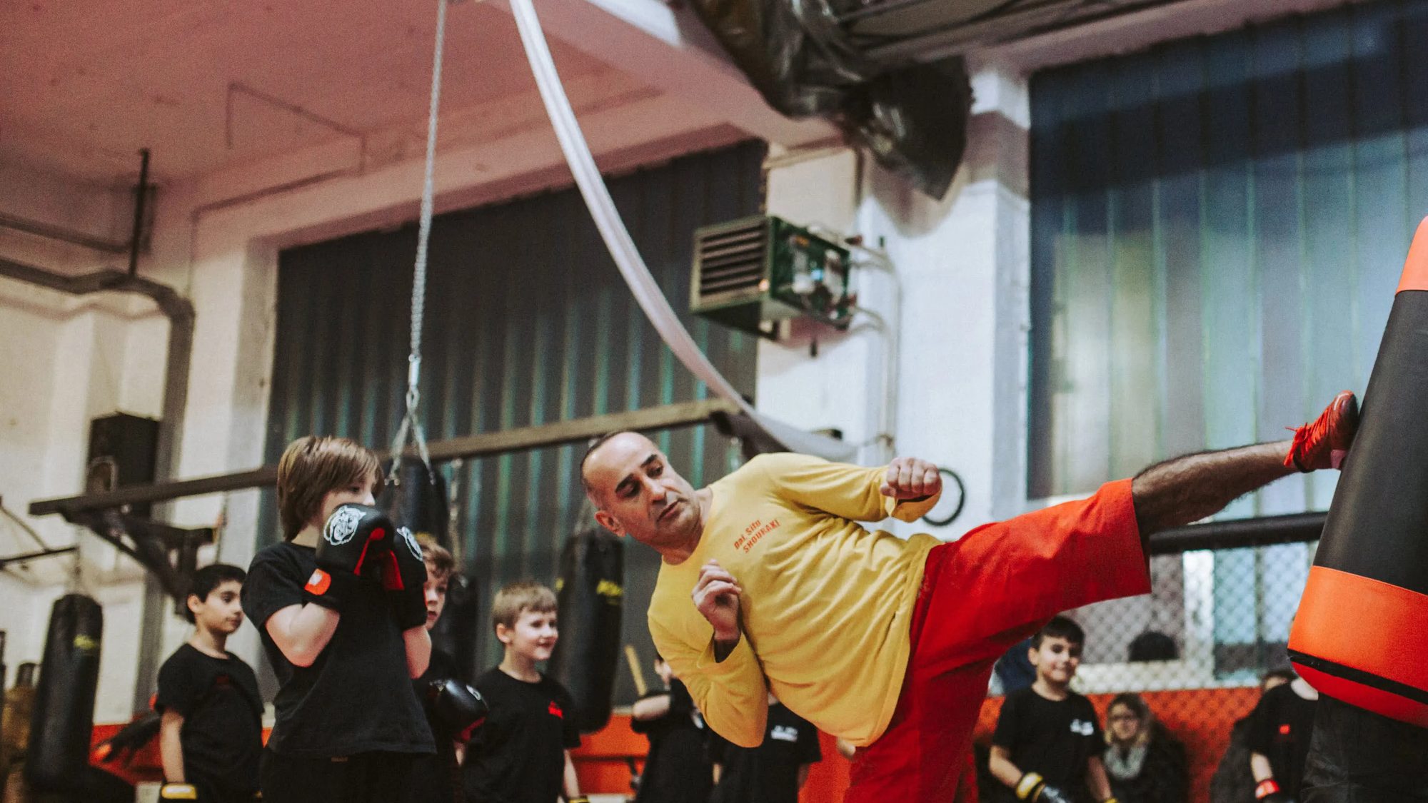Kampfsportschule Shouraki in Aachen: Trainierender setzt einen Seitwärtskick im Selbstverteidigungstraining.