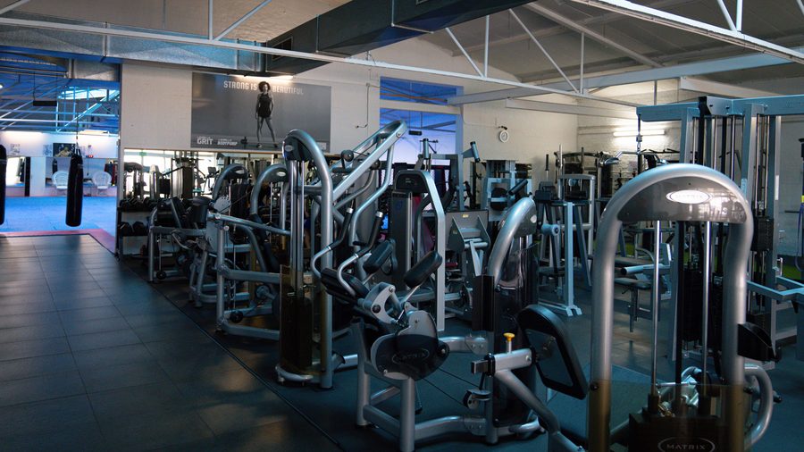 Personal Training in Aachen 9 Trainingsfläche des Fitnessstudios mit Kraftmaschinen und Hantelbänken in mehreren Reihen.