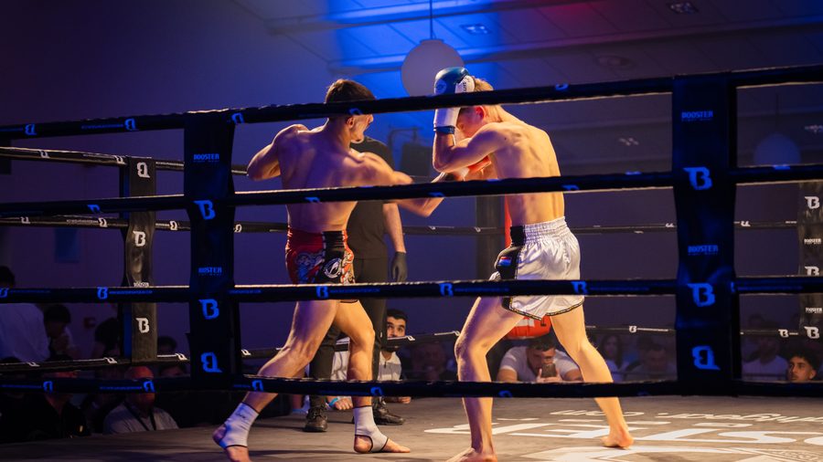 Boxen 11 Zwei Kickboxer im Schlagabtausch im Ring während eines Wettkampfs.
