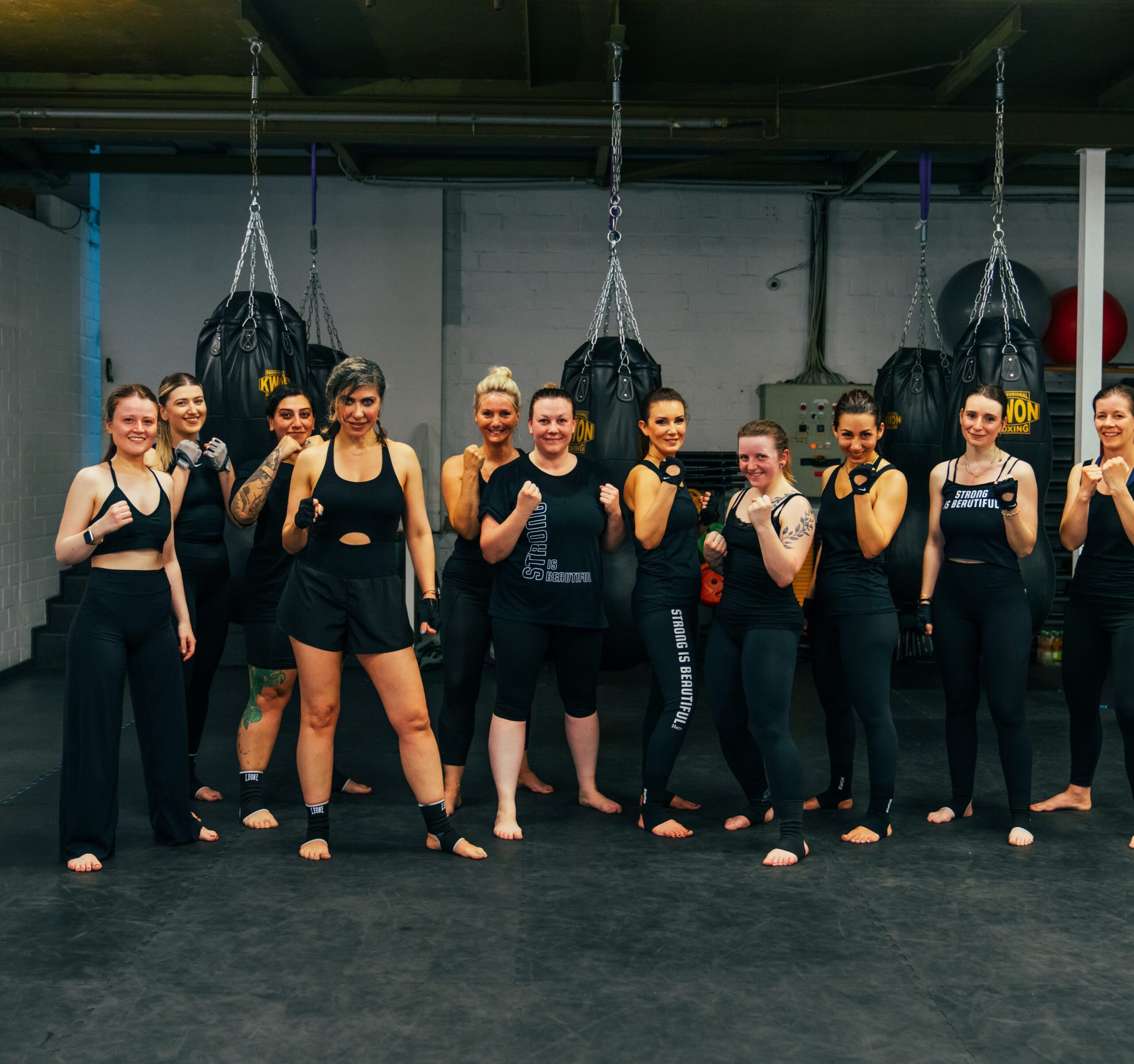 FRAUEN FITNESS KICKBOXING THAI BOXING edited scaled