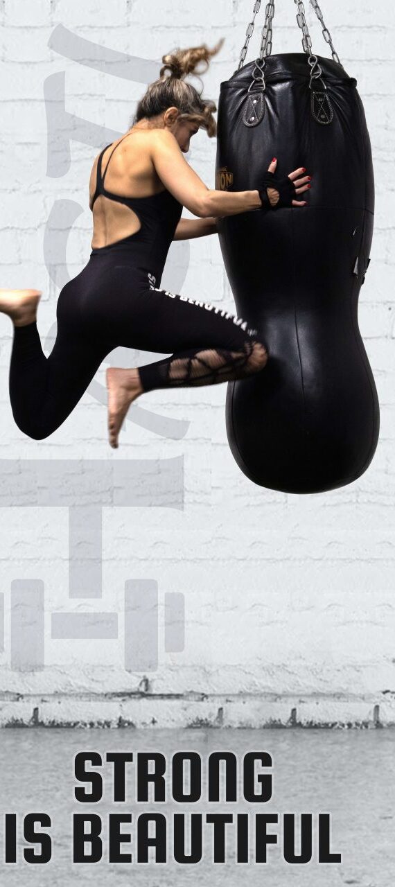 Roll-up-Plakat des Frauen-Fitnesskurses: Eine Trainierende springt am Boxsack hoch, darunter der Schriftzug Strong is beautiful.
